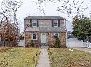 202 Emerson Pl, Valley Stream, NY 11580