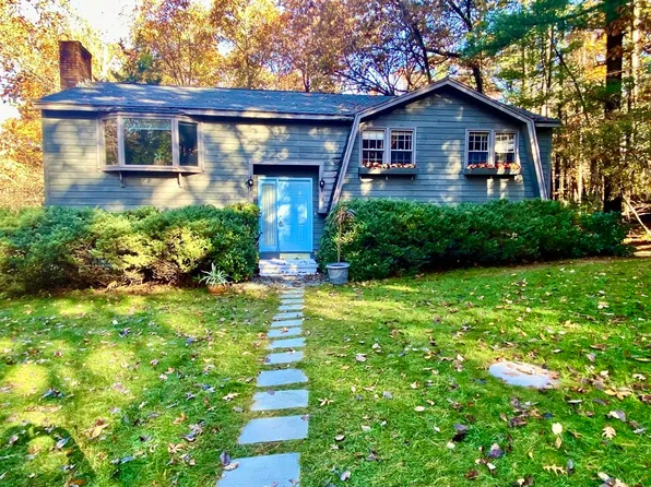 11 Groton Rd, Tyngsboro, MA 01879