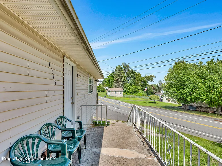 1215 Lori Ln — Photo 4