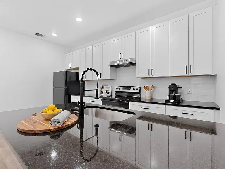 118 Mark St #A — Photo 14