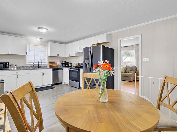 3rd image of 3428 Plaza Ln