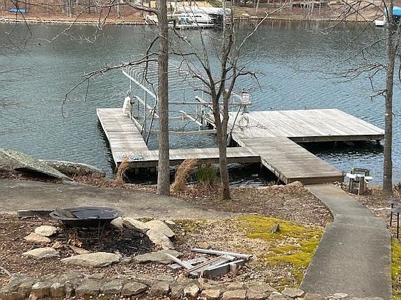 3rd image of 138 Winding River Rd