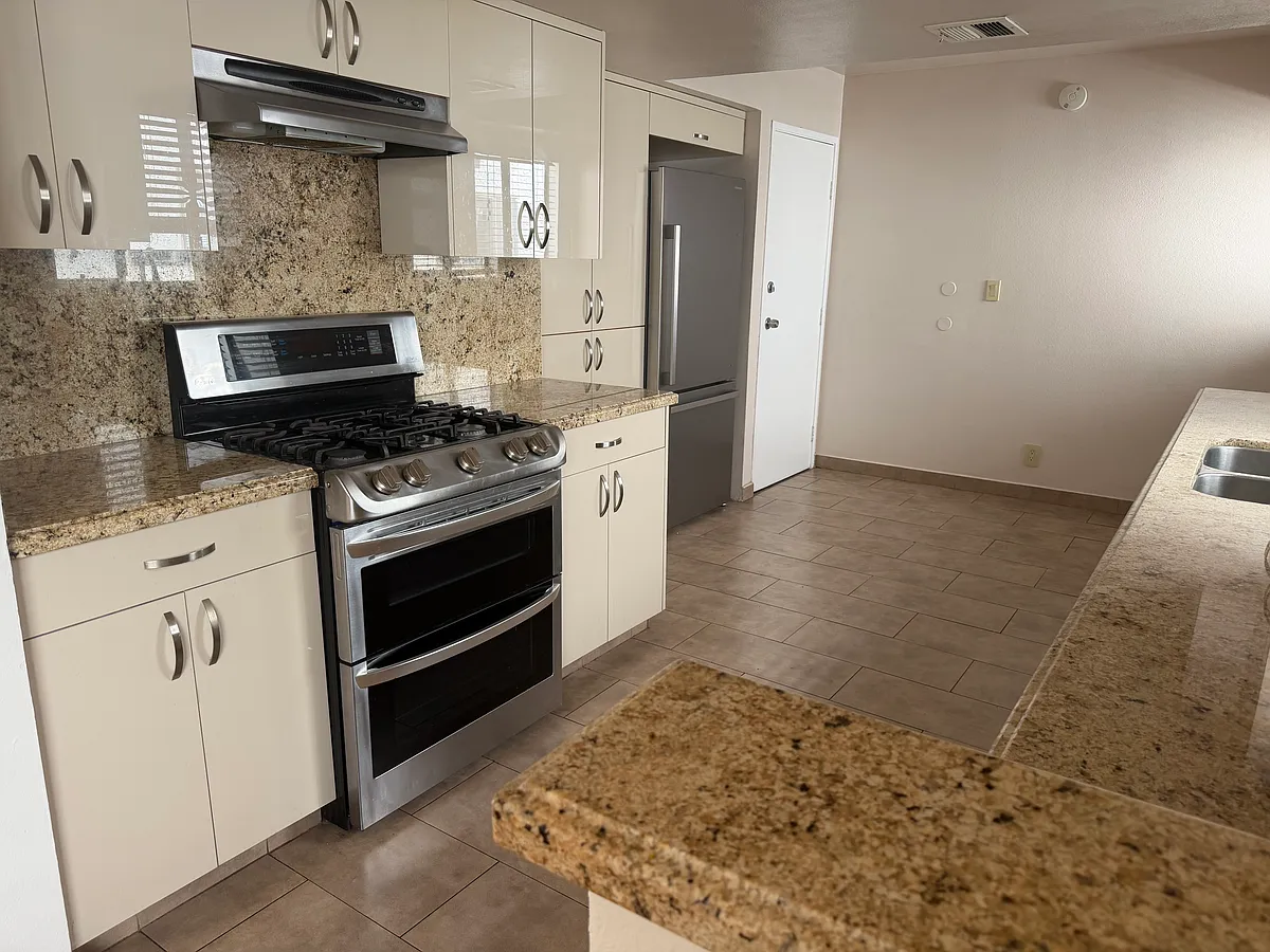 Building Photo - 13203 Vanowen St #10