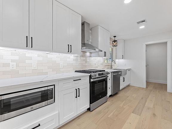3rd image of 12315 Barryknoll Ln