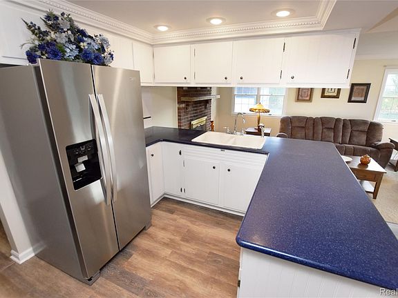 3rd image of 15489 Linden Rd