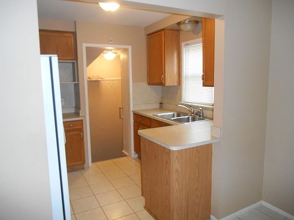3rd image of 27828 Larchmont St