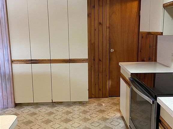 5th image of 1729 Eyre Pl