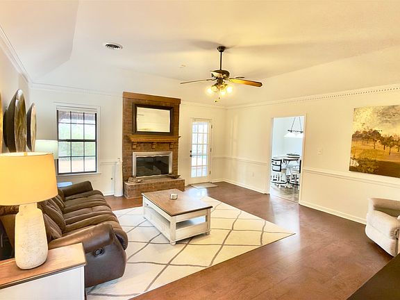 4th image of 396 N Main St