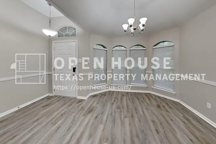 1115 Old Knoll Dr — Photo 10