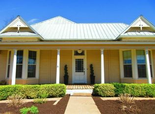209 E College St, Llano, TX 78643