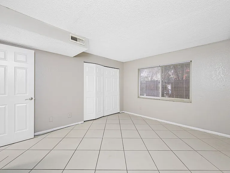 KC Flats Apartments — Photo 72