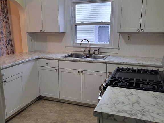 4th image of 3518 Roseland Ave