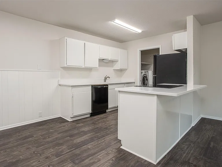 5022 Donnelly Ave — Photo 5