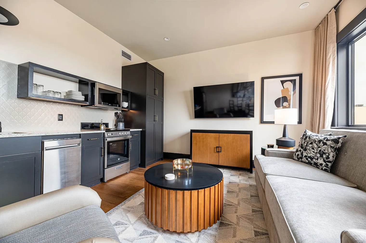 1 bed, 1.0 bath, 645 sqft, $10,138 — Photo 4