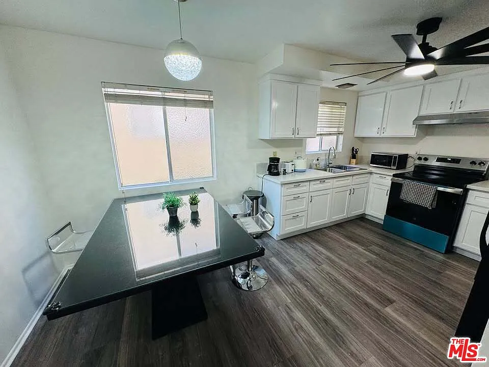 2 bed, 2.0 bath, 963 sqft, $2,990 — Photo 2