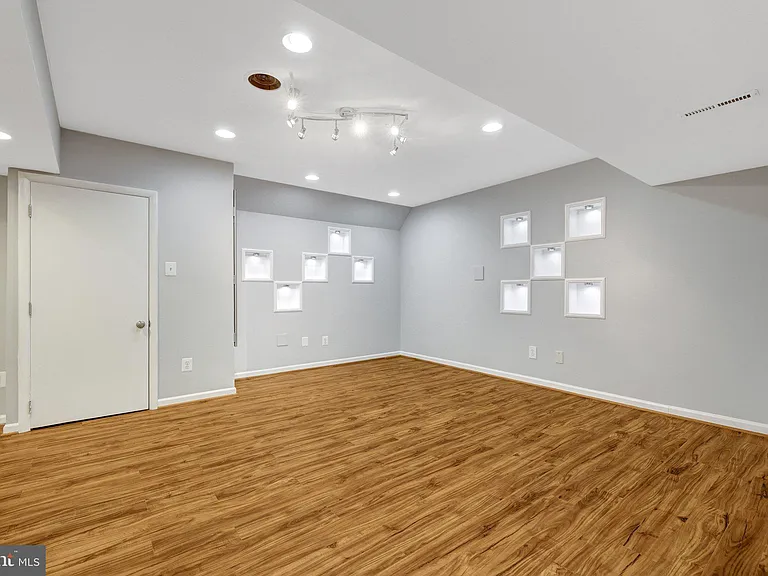 8995 Parliament Dr — Photo 47