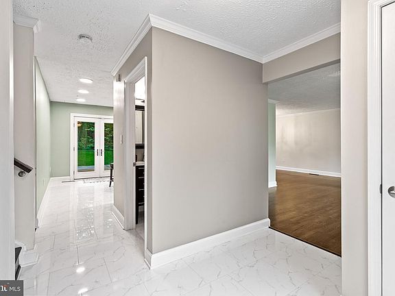 3rd image of 1901 Buckthorn Ln