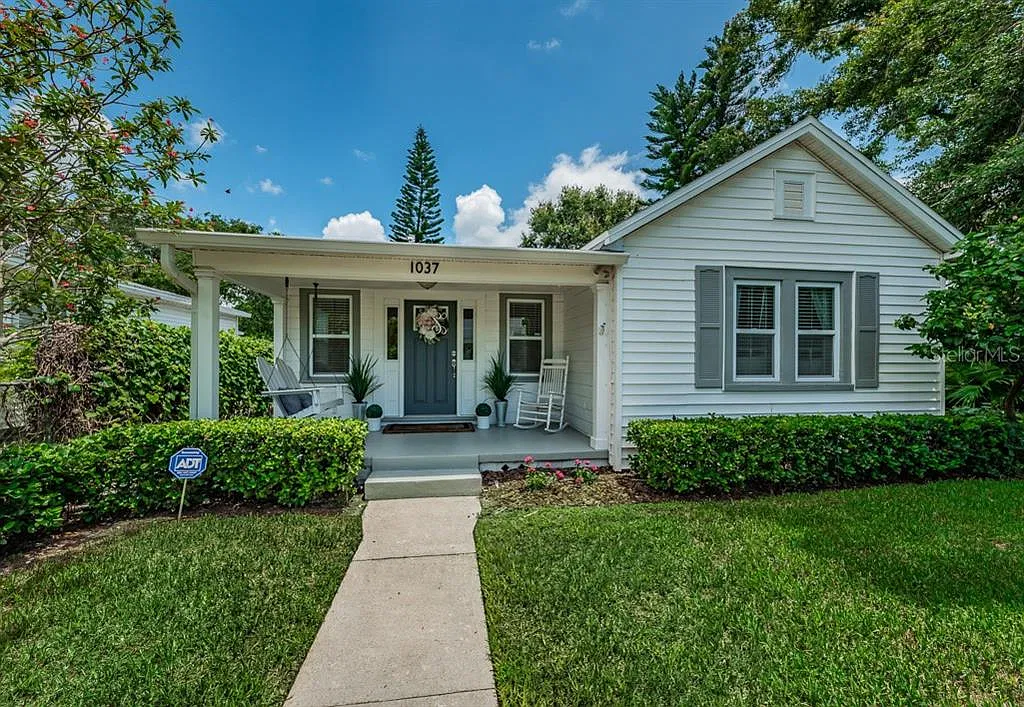 3 bed, 2.0 bath, 1297 sqft, $3,250 — Photo 1
