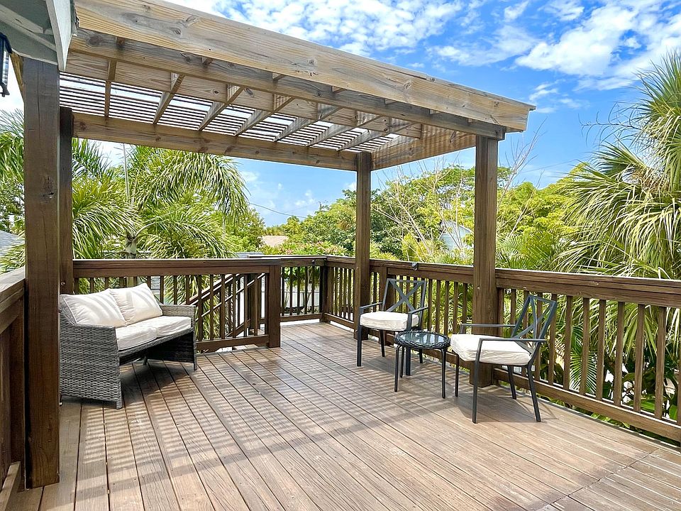 Unit 2 Private deck and entrance