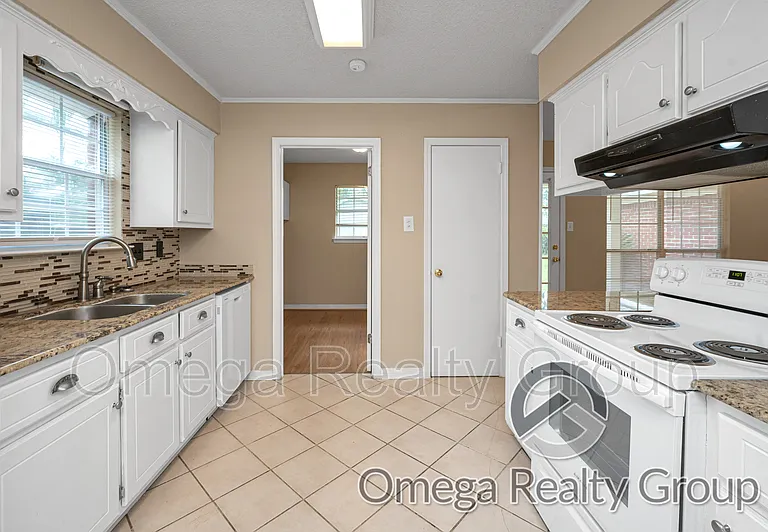 1380 Lexington Way — Photo 11