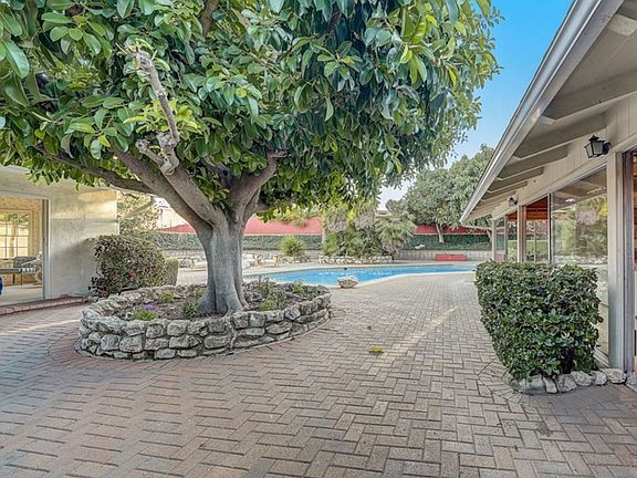 4th image of 12 Surrey Ln #90275