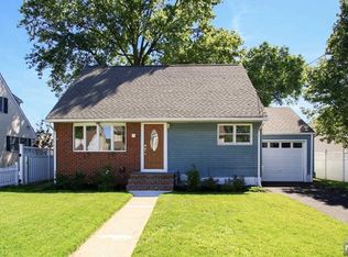 576 Avon Ln, Saddle Brook, NJ 07663