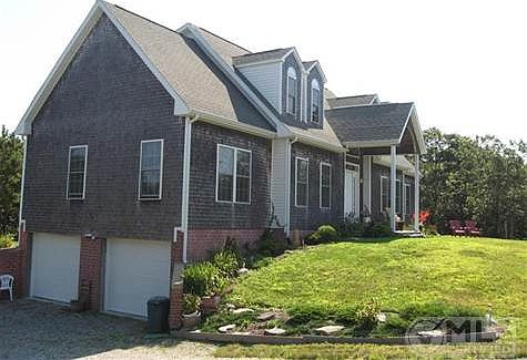 Beautiful private setting on 1.40 acre !