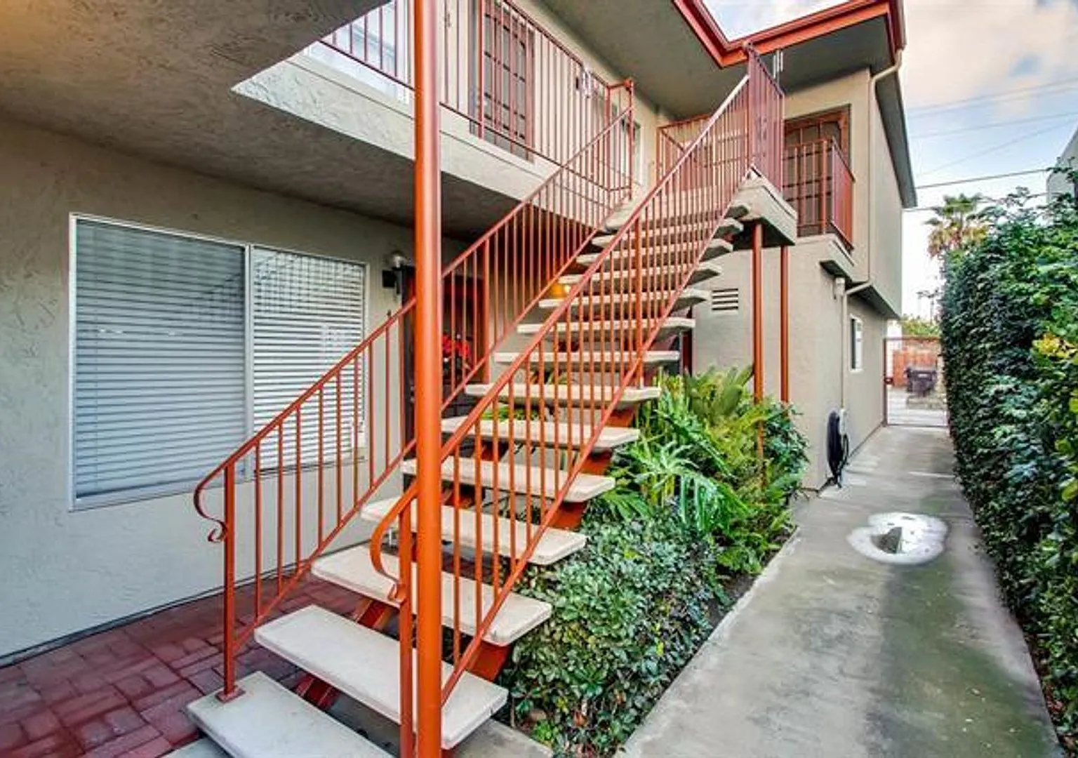 University Heights Upgraded 2 Bedroom With 2 Parking Spaces! — Photo 2