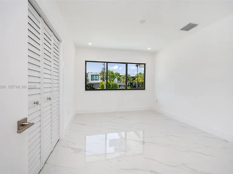 1621 S Treasure Dr — Photo 28