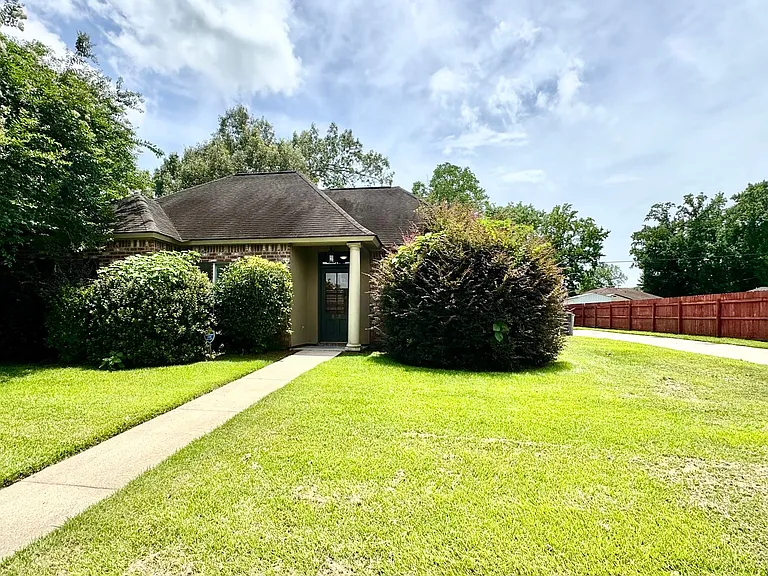 413 Lake Worth Dr — Photo 2