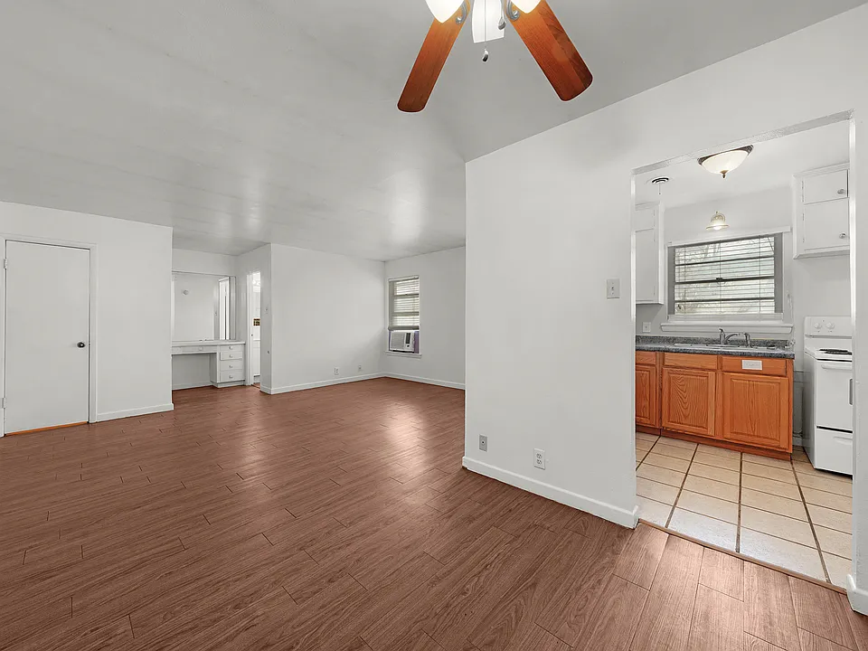517-523 S Travis St #10