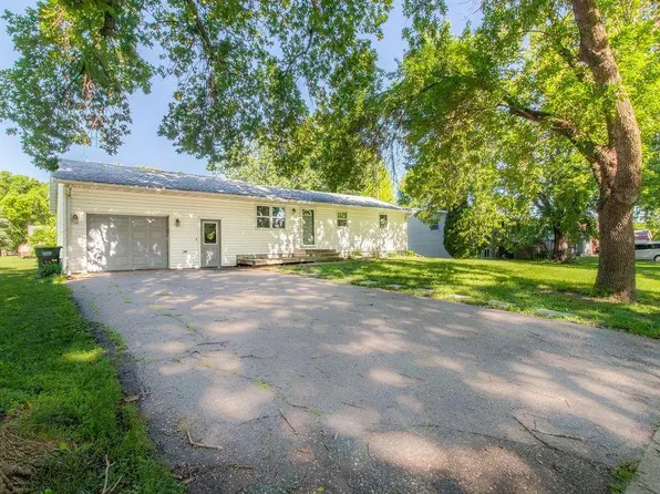 112 4th St S, Raymond, MN 56282