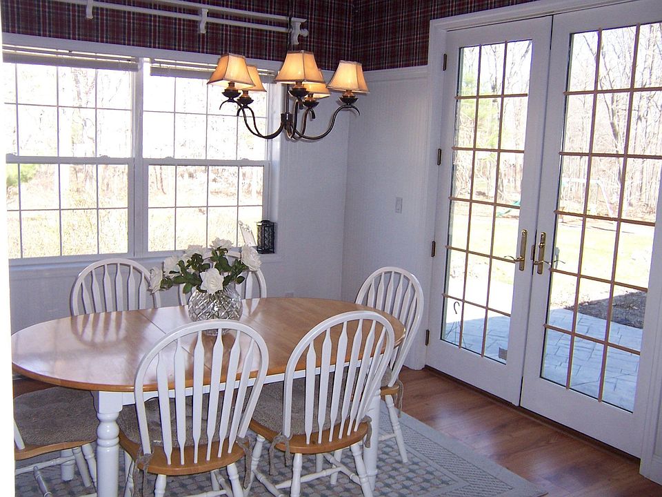 BREAKFAST/EAT-IN AREA
