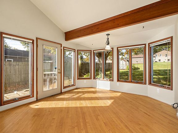 4th image of 1070 Laurelwood Rd