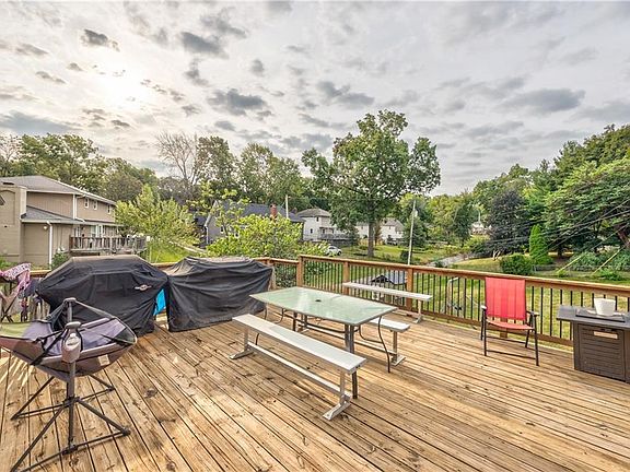 3rd image of 257 E Bridlespur Dr