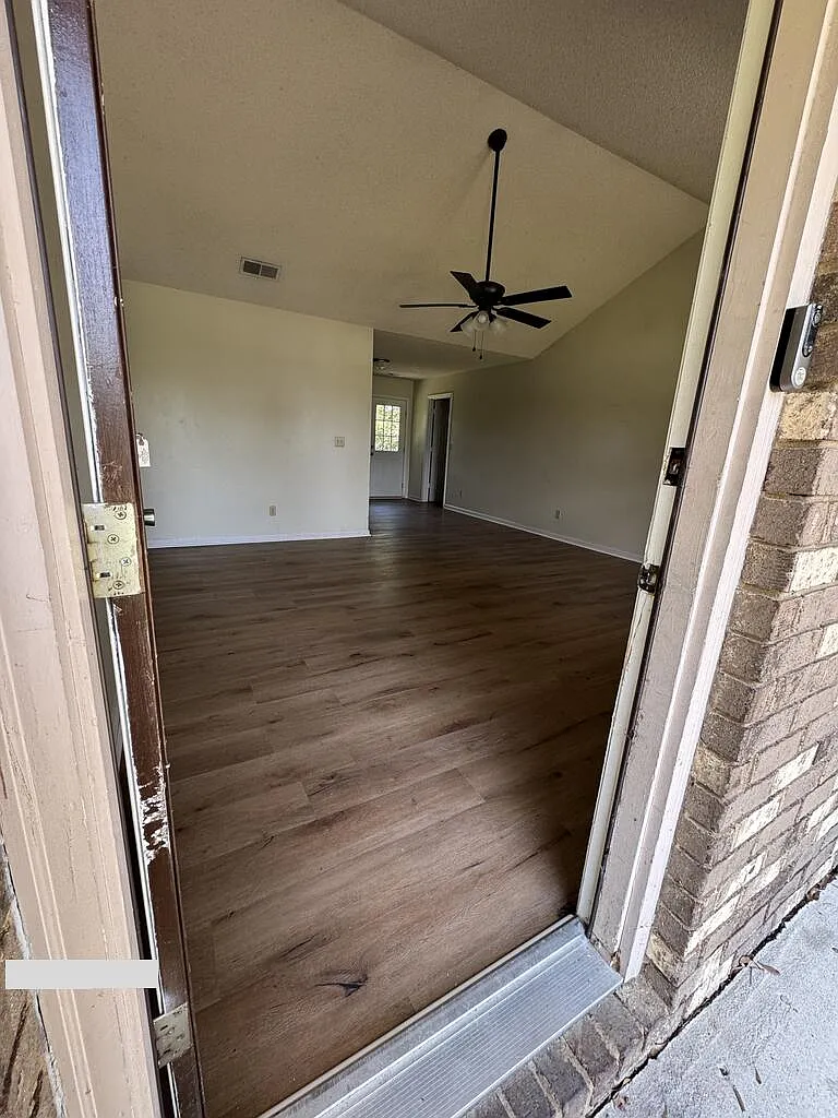 3 bed, 2.0 bath, 1092 sqft, $1,500 — Photo 2