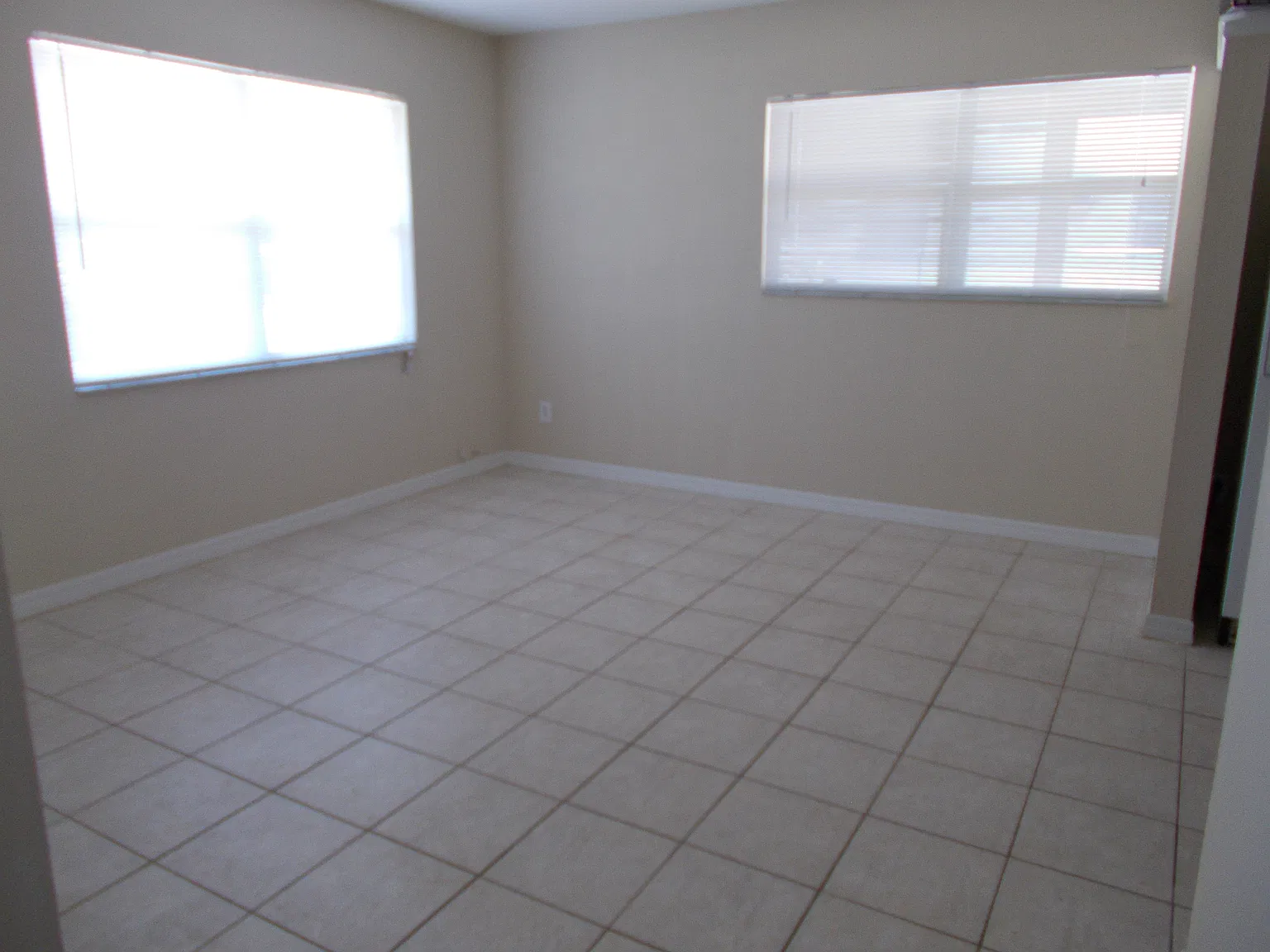 3 bed, 846 sqft, $1,915 — Photo 4