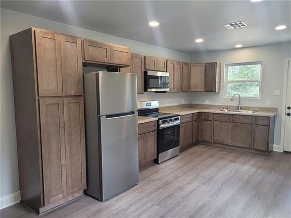 4th image of 2402 Pelican St