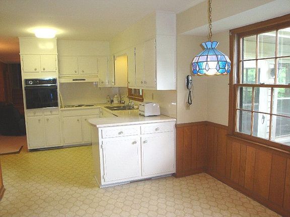 4th image of 442 Little John Dr