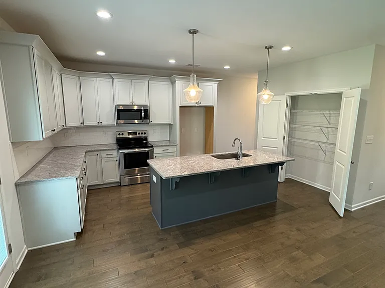 1082 Victorian Blvd — Photo 6