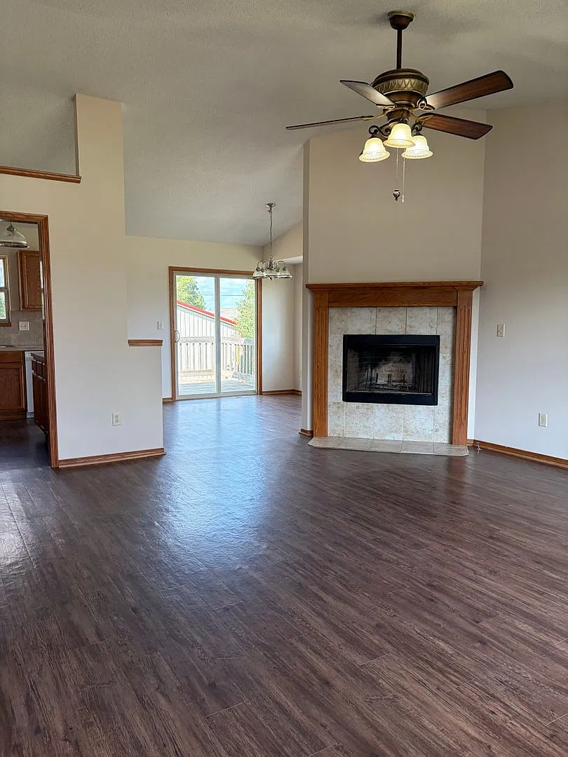 11818 W Wilkinson Ct - 3 Bedroom, 3 Bathroom Home with 3 Car Garage - $1,900 — Photo 3