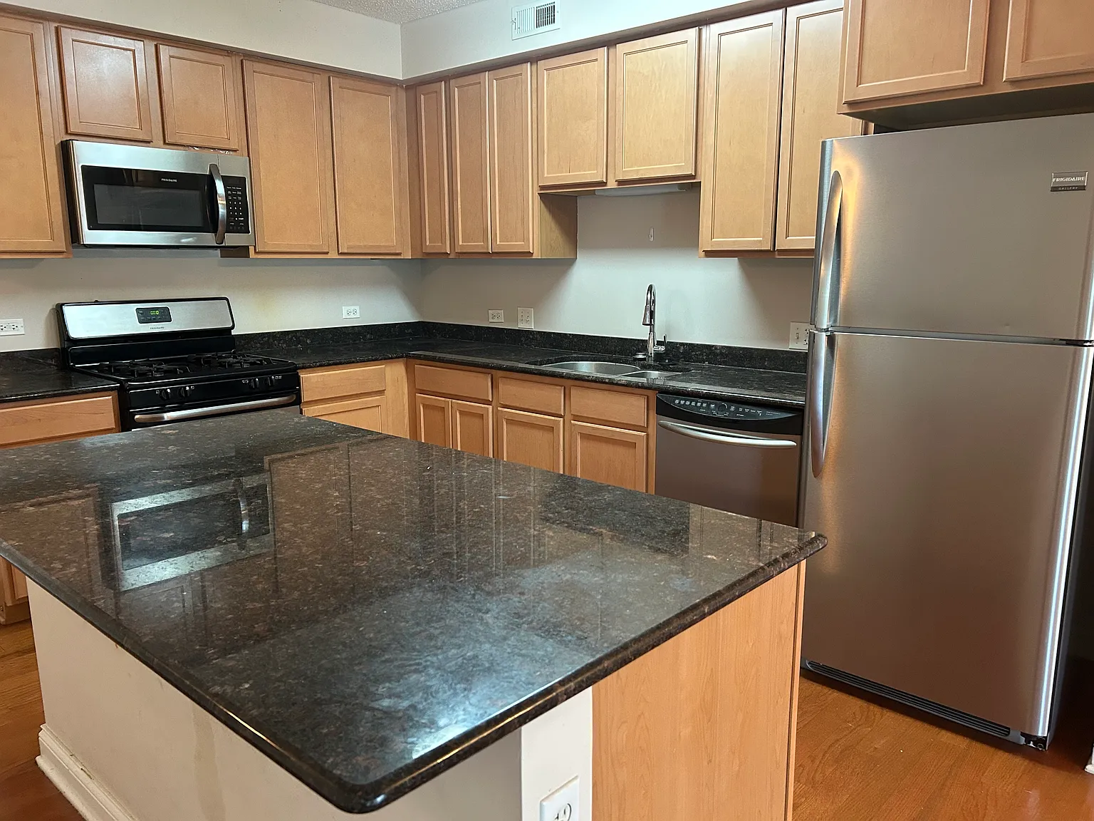 2 bed, 1300 sqft, $2,600 — Photo 2