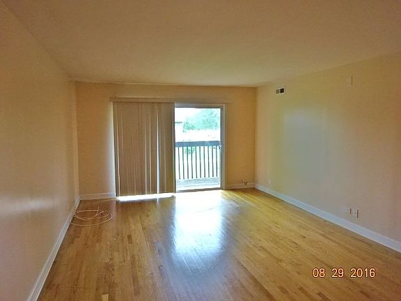 5th image of 16W641 Mockingbird Ln APT 208