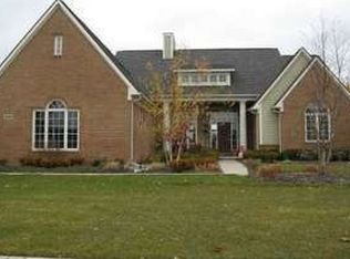 582 Southshore Dr, Oxford, MI 48371
