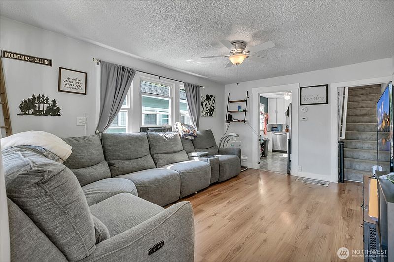 4th image of 1242 Ridgeway Place E