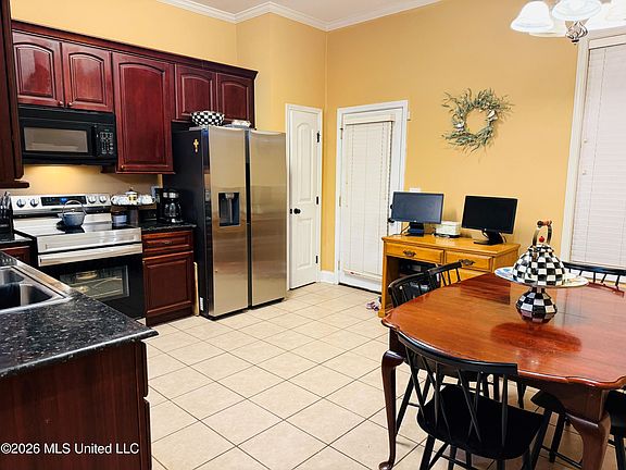 5th image of 104 Silver Ridge Ln