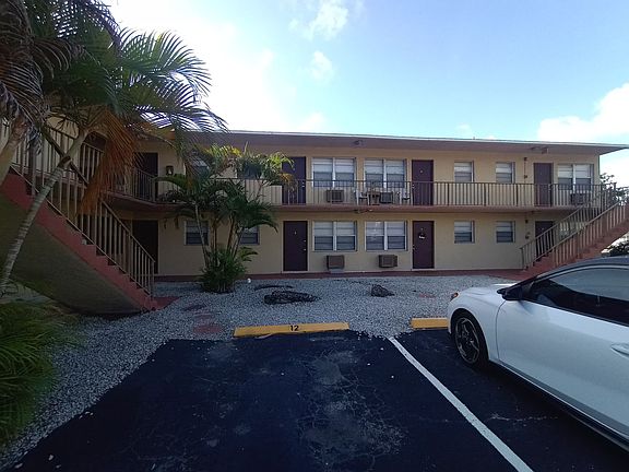 2nd image of 700 S Broadway #7