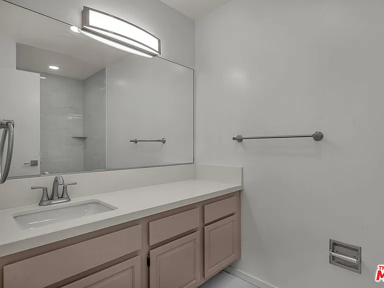 406 N Oakhurst Dr #202 — Photo 28