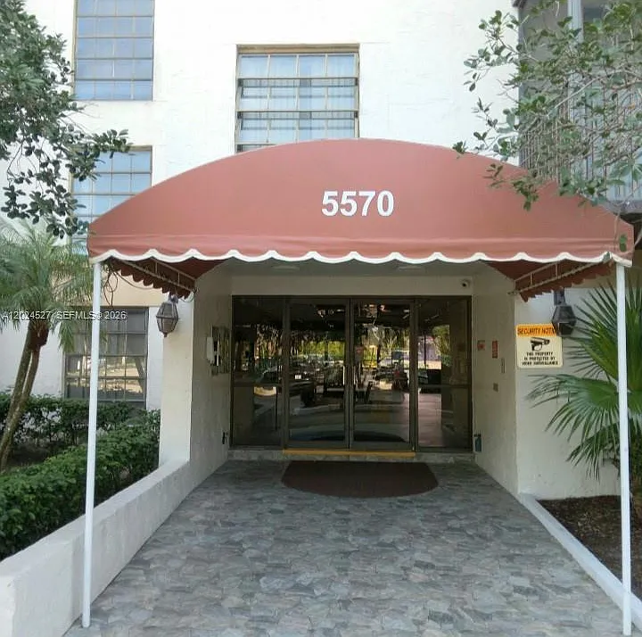 Inverwood Condo — Photo 2