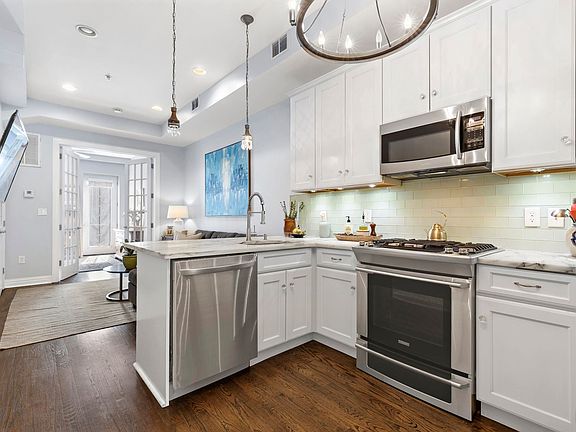 2nd image of 933 Garden St #2